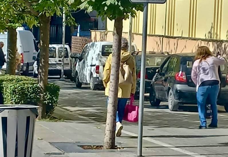 Στην Πλατεία Νίκης, οχήματα κάθε είδους εκμεταλλεύονται τον χώρο για στάθμευση!